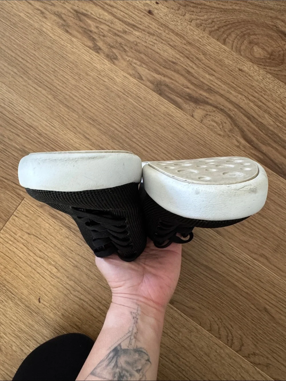 Atoms Model 000 in black/white, size 7.5W